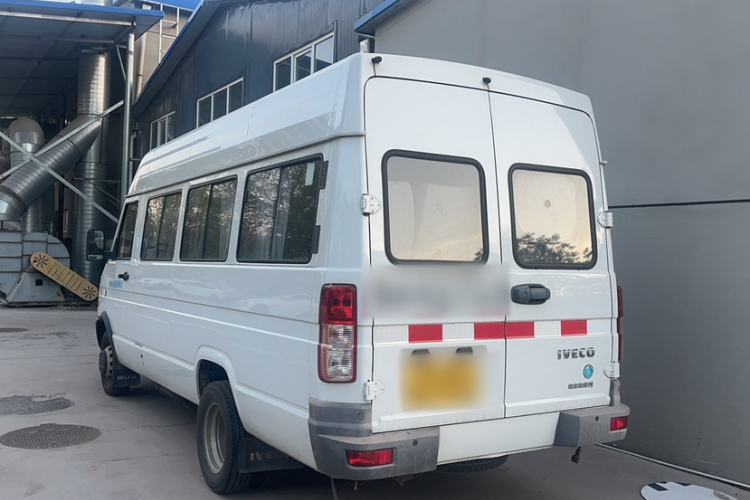 Used Iveco Daily 2020 2.8T A40 Bus Dual Tires Mid-Roof Design 10–17 Seats China VI Emission Standard Exterior 4
