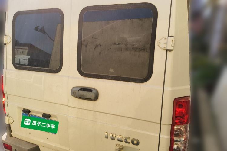 Used Iveco Daily 2020 2.5T A35 Passenger Van with Dual Tires Mid-Roof Design 5-9 Seater Side-Sliding Door China V Emission Standard Exterior 4