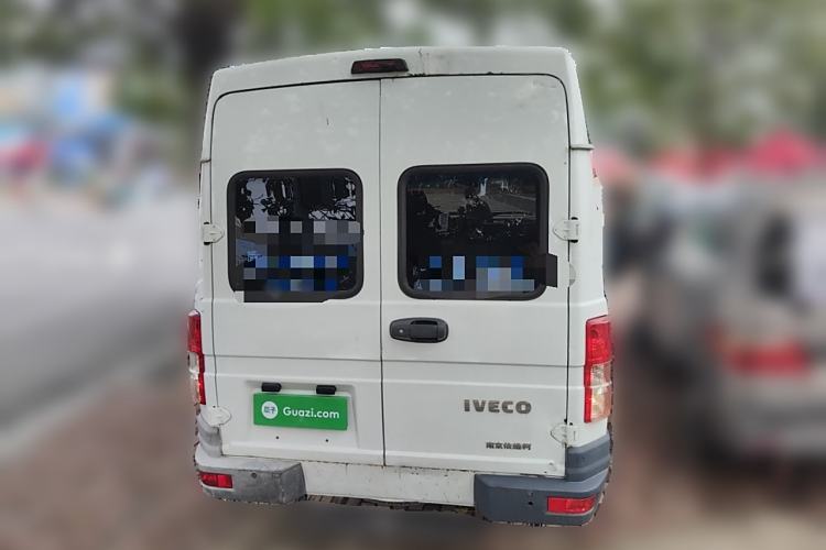 Used Iveco Daily 2020 2.5T A40 Passenger Van Dual Tires Mid-Roof Design 5-9 Seats China VI Emission Standard Exterior 4