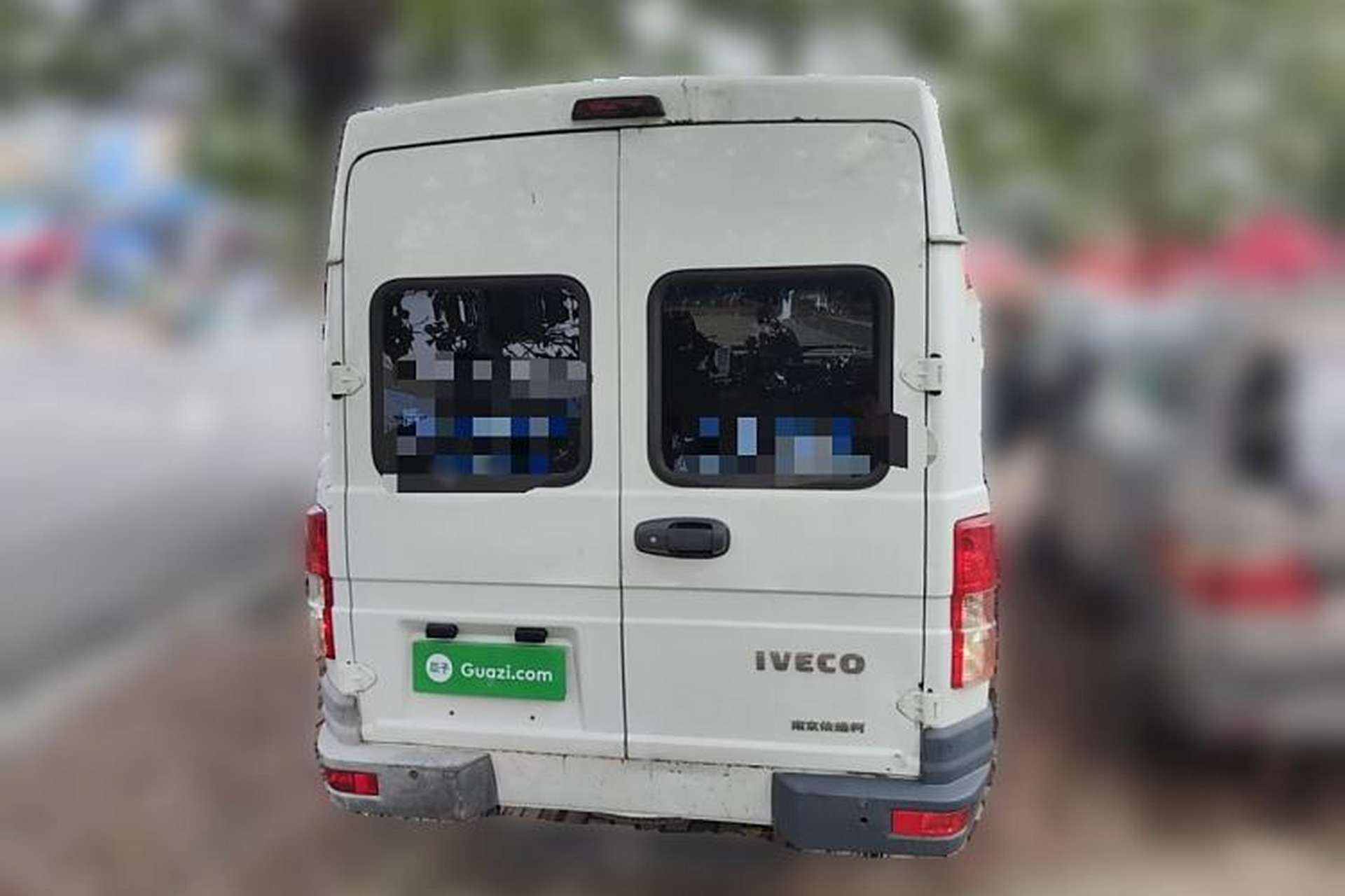Used Iveco Daily 2020 2.5T A40 Passenger Van Dual Tires Mid-Roof Design 5-9 Seats China VI Emission Standard Exterior 4