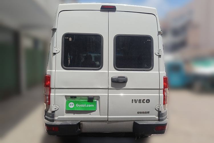 Used Iveco Daily 2020 2.5T A35 Passenger Van with Dual Tires Mid-Roof Design 5-9 Seater Side-Sliding Door China V Emission Standard Exterior 4