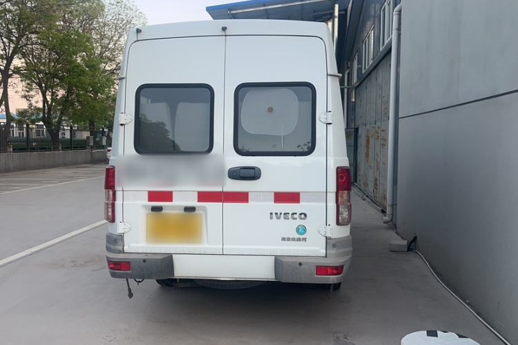 Used Iveco Daily 2020 2.8T A40 Bus Dual Tires Mid-Roof Design 10–17 Seats China VI Emission Standard Exterior 5