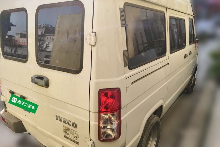 Used Iveco Daily 2020 2.5T A35 Passenger Van with Dual Tires Mid-Roof Design 5-9 Seater Side-Sliding Door China V Emission Standard Exterior 5