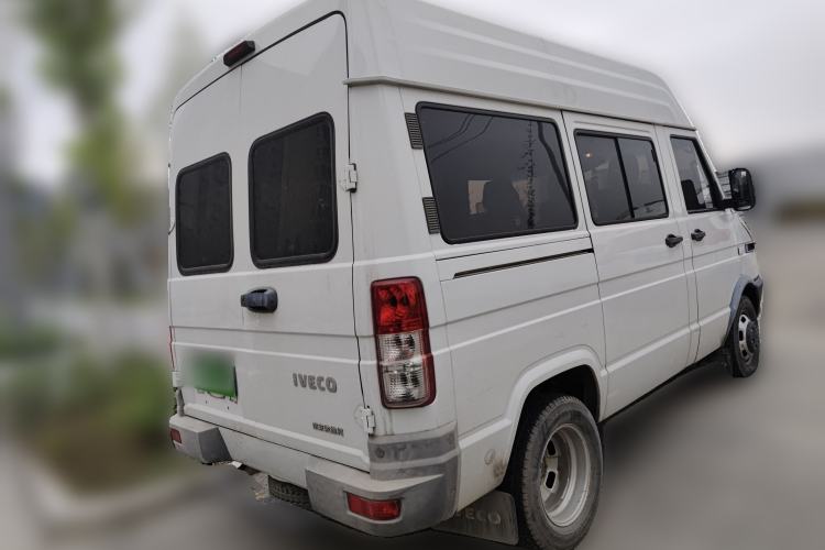 Used Iveco Daily 2020 2.5T A35 Passenger Van with Dual Tires Mid-Roof Design 5-9 Seater Side-Sliding Door China V Emission Standard Exterior 5