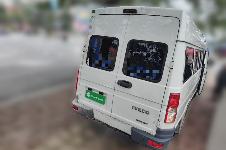 Used Iveco Daily 2020 2.5T A40 Passenger Van Dual Tires Mid-Roof Design 5-9 Seats China VI Emission Standard Exterior 5