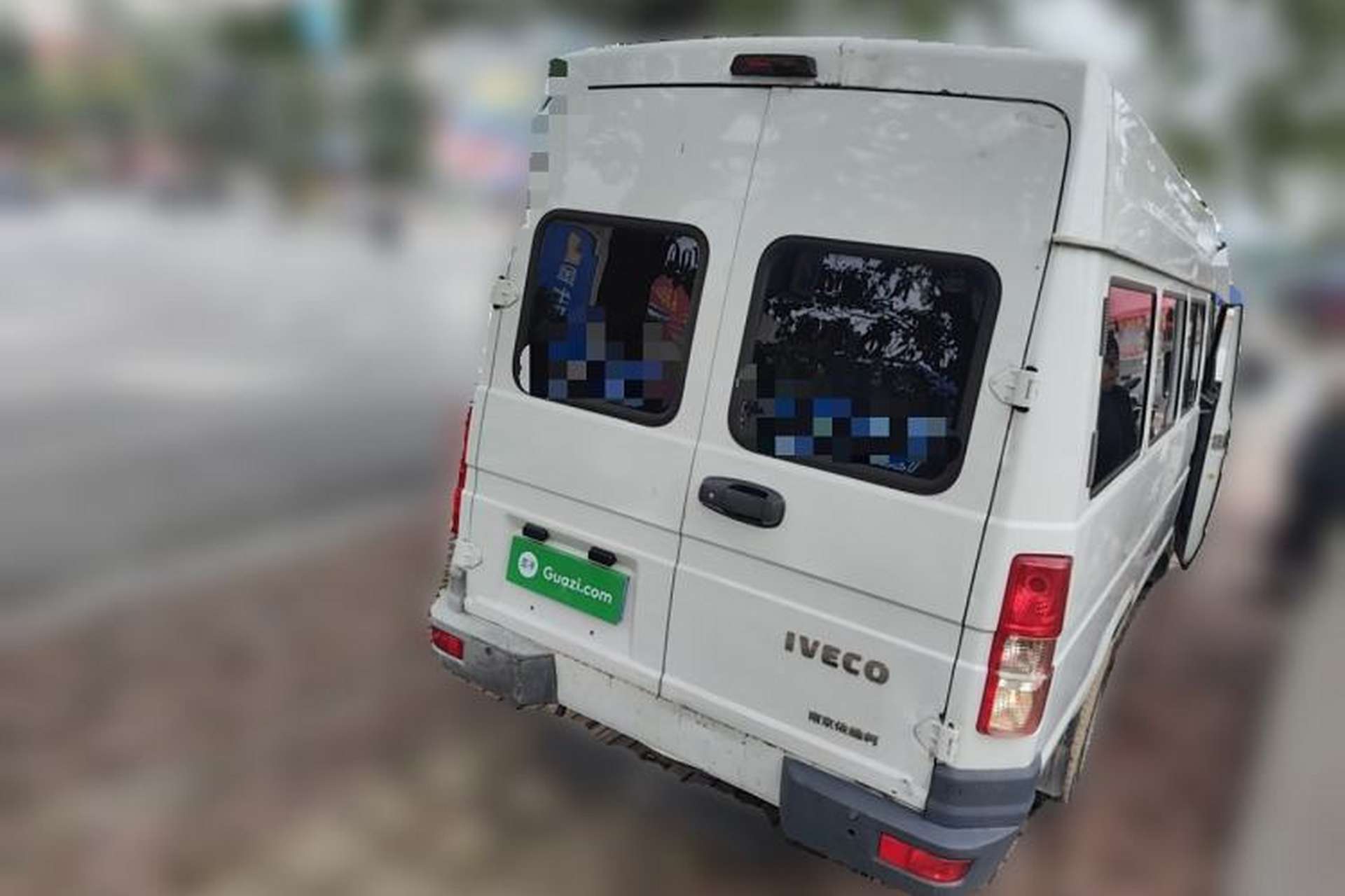 Used Iveco Daily 2020 2.5T A40 Passenger Van Dual Tires Mid-Roof Design 5-9 Seats China VI Emission Standard Exterior 5