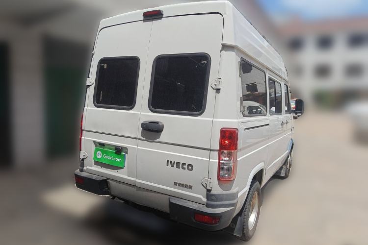 Used Iveco Daily 2020 2.5T A35 Passenger Van with Dual Tires Mid-Roof Design 5-9 Seater Side-Sliding Door China V Emission Standard Exterior 5