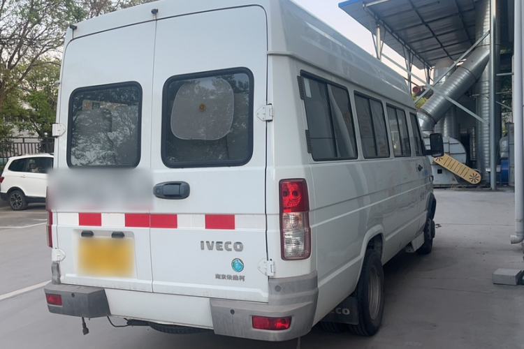 Used Iveco Daily 2020 2.8T A40 Bus Dual Tires Mid-Roof Design 10–17 Seats China VI Emission Standard Exterior 6