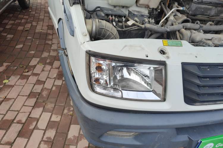 Used Iveco Daily 2020 2.5T A40 Passenger Van Dual Tires Mid-Roof Design 5-9 Seats China VI Emission Standard Exterior 6