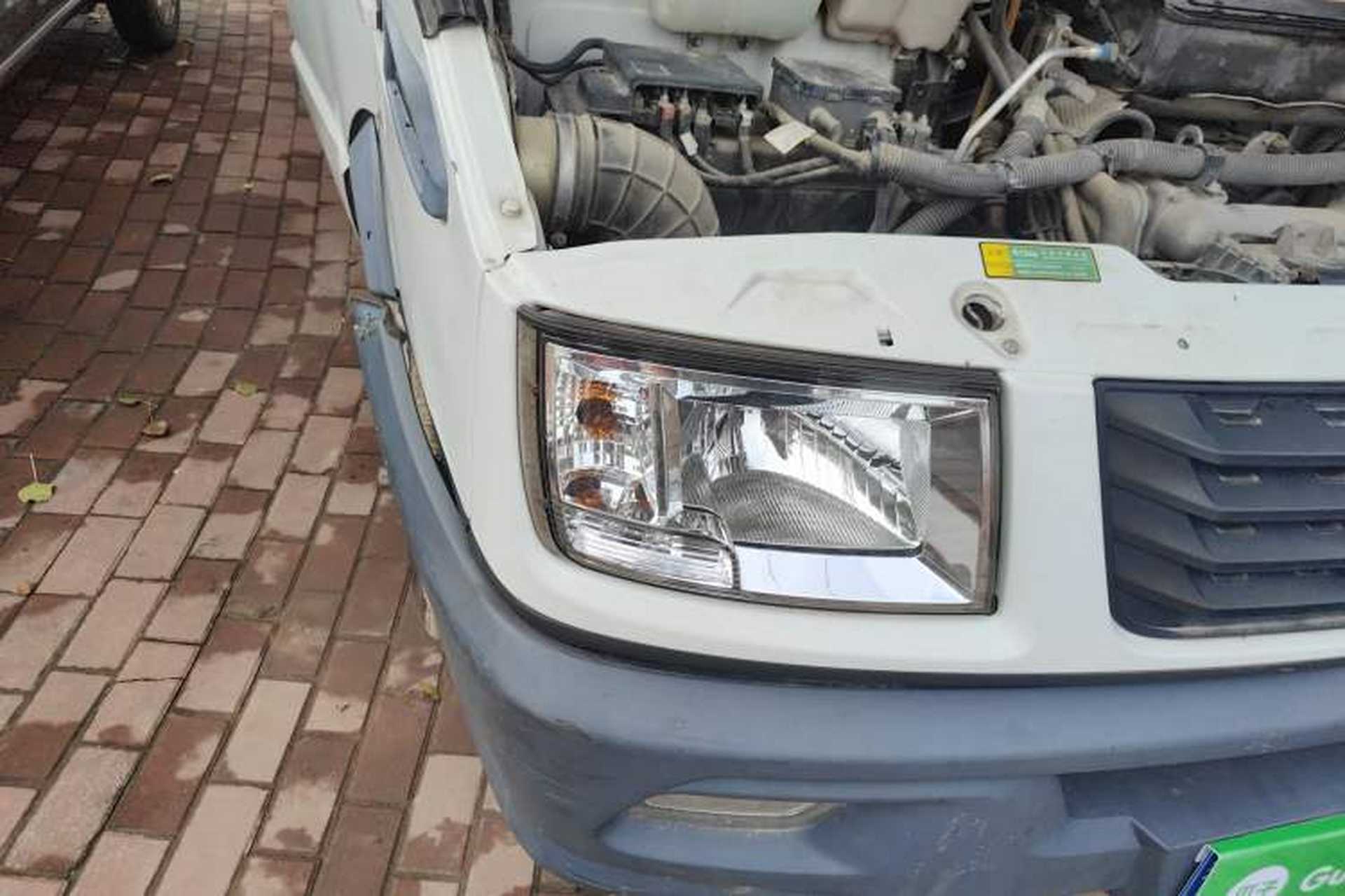 Used Iveco Daily 2020 2.5T A40 Passenger Van Dual Tires Mid-Roof Design 5-9 Seats China VI Emission Standard Exterior 6