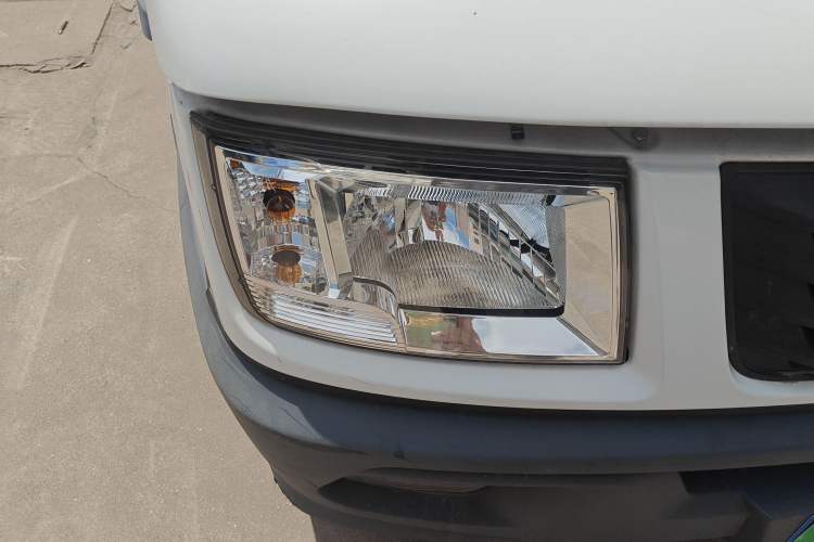 Used Iveco Daily 2020 2.5T A35 Passenger Van with Dual Tires Mid-Roof Design 5-9 Seater Side-Sliding Door China V Emission Standard Exterior 6