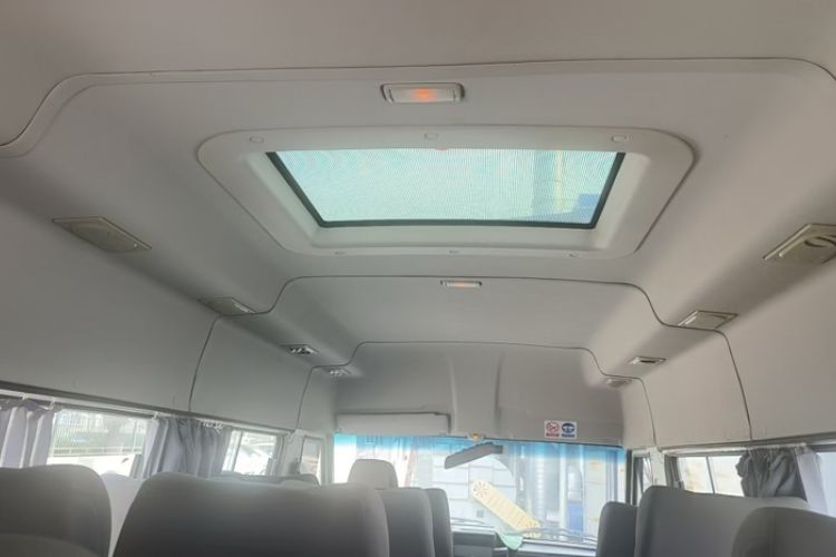 Used Iveco Daily 2020 2.8T A40 Bus Dual Tires Mid-Roof Design 10–17 Seats China VI Emission Standard Exterior 7