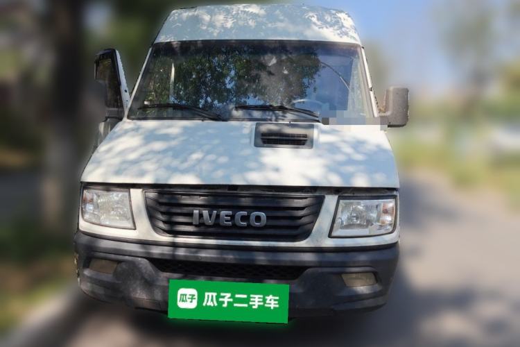 Used Iveco Daily 2020 2.8T V40 Cargo Van with Dual Tires Mid-Roof Design 3 Seats China VI Emission Standard Front