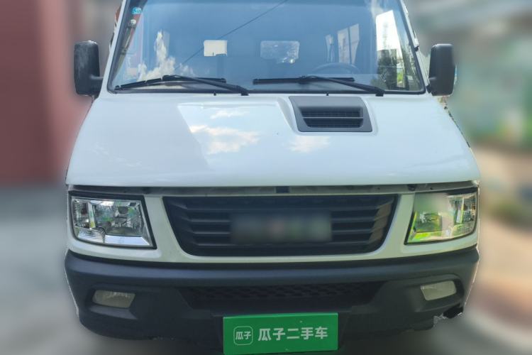 Used Iveco Daily 2020 2.5T A35 Passenger Van Single-Tire Mid-Roof Design 5-9 Seats with Sliding Side Door Meeting China V Emission Standards Front
