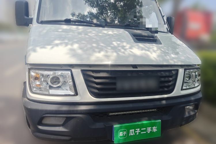 Used Iveco Daily 2020 2.5T A35 Passenger Van with Dual Tires Mid-Roof Design 5-9 Seater Side-Sliding Door Euro VI Standard Front