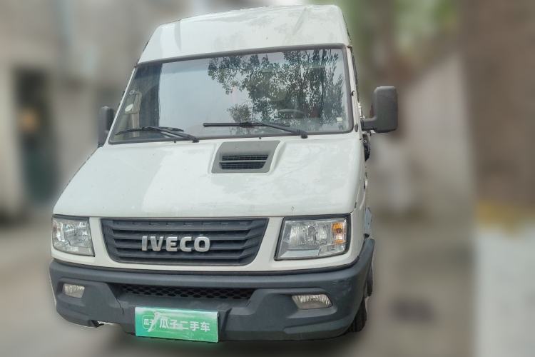 Used Iveco Daily 2020 2.8T V35 Box Truck with Dual Tires Mid-Roof Design 3 Seats Emission Standard China V Front