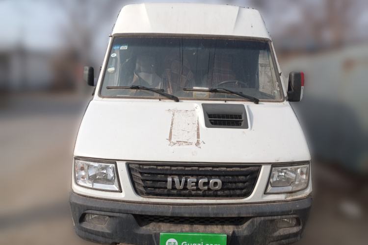Used Iveco Daily 2020 2.8T V40 Cargo Van with Dual Tires Mid-Roof Design 3 Seats China V Emission Standard Front