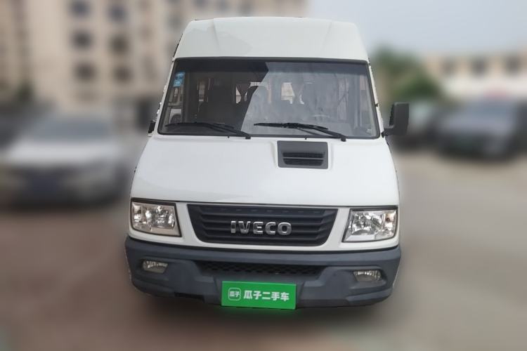 Used Iveco Daily 2020 2.5T A35 Passenger Van Dual Tires Mid-Roof Design 5-9 Seats China VI Standard Front