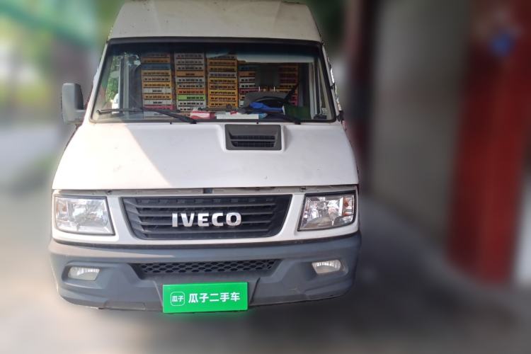 Used Iveco Daily 2020 2.5T A40 Passenger Van Dual Tires Mid-Roof Design 5-9 Seats China VI Emission Standard Front
