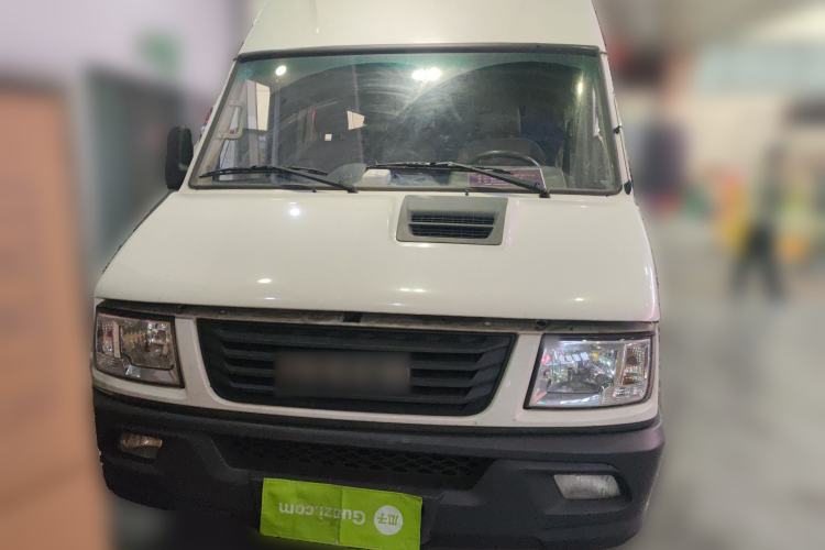 Used Iveco Daily 2020 2.5T A35 Passenger Van with Dual Tires Mid-Roof Design 5-9 Seater China V Emission Standard Front