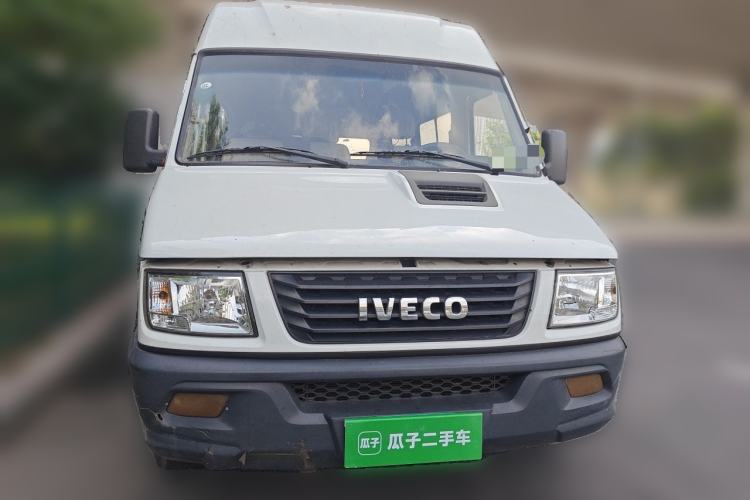 Used Iveco Daily 2020 2.5T A35 Passenger Van Single-Tire Mid-Roof Design 5-9 Seats with Sliding Side Door Meeting China V Emission Standards Front