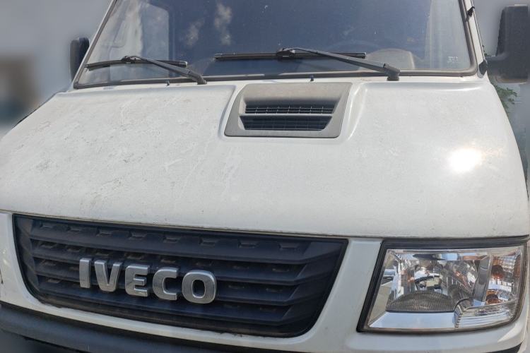 Used Iveco Daily 2020 2.5T A35 Passenger Van with Dual Tires Mid-Roof Design 5-9 Seater China V Emission Standard Front