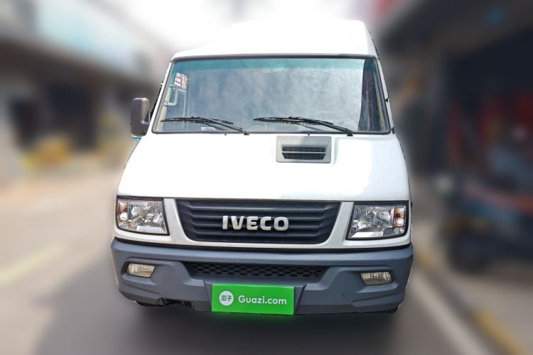 Used Iveco Daily 2020 2.5T A35 Passenger Van Single-Tire Mid-Roof Design 5-9 Seats with Sliding Side Door Meeting China V Emission Standards Front