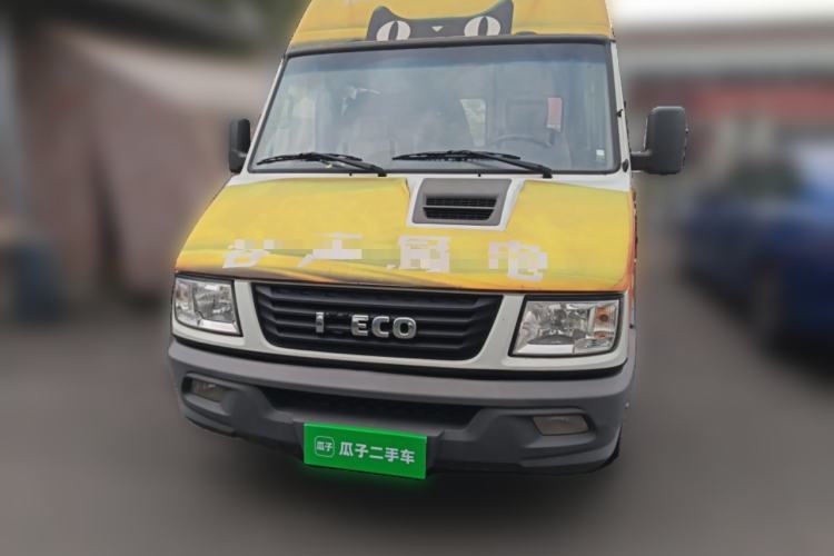 Used Iveco Daily 2020 2.5T A35 Passenger Van with Dual Tires Mid-Roof Design 5-9 Seater Side-Sliding Door Euro VI Standard Front