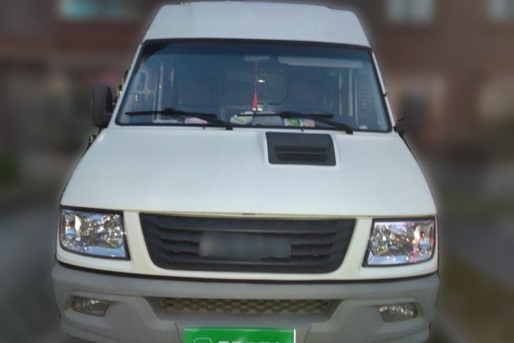 Used Iveco Daily 2020 2.8T V35 Box Truck with Dual Tires Mid-Roof Design 3 Seats Emission Standard China V Front