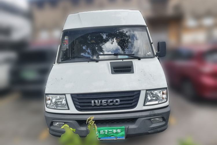 Used Iveco Daily 2020 2.5T A35 Passenger Van with Dual Tires Mid-Roof Design 5-9 Seater Side-Sliding Door China V Emission Standard Front