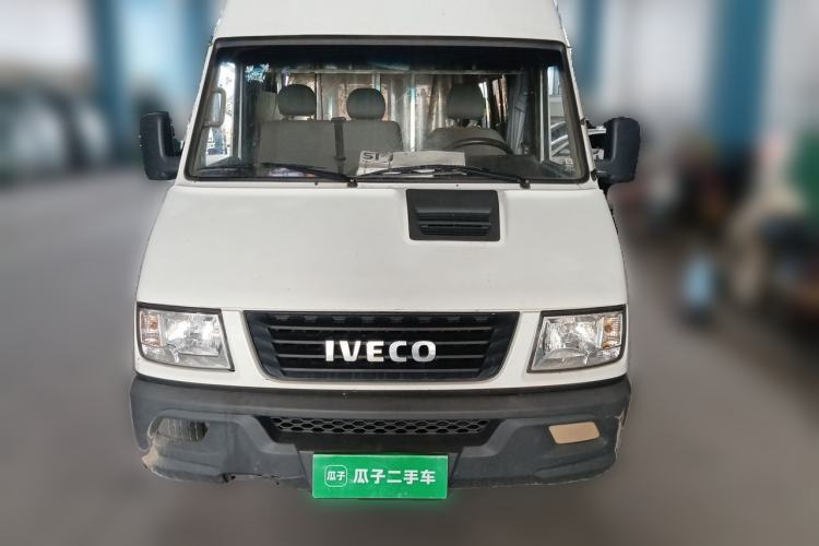 Used Iveco Daily 2020 2.5T A40 Passenger Van with Dual Tires Mid-Roof Design 5-9 Seats Euro V Emission Standard Front