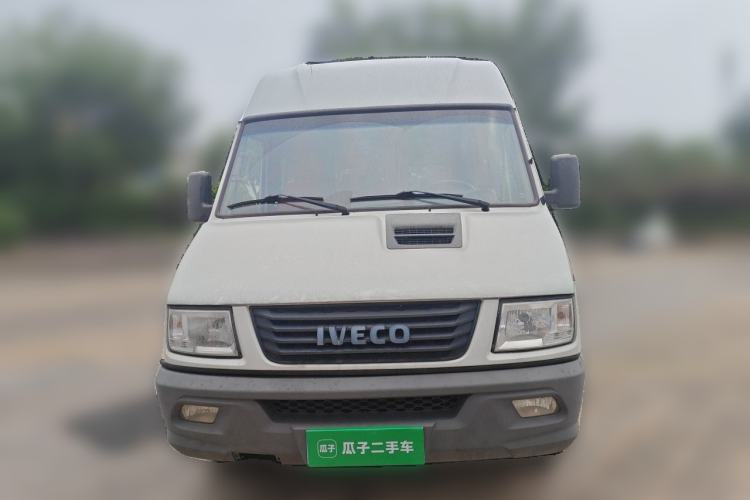 Used Iveco Daily 2020 2.5T A35 Passenger Van Single-Tire Mid-Roof Design 5-9 Seater with Sliding Side Door Meeting China VI Emission Standards Front