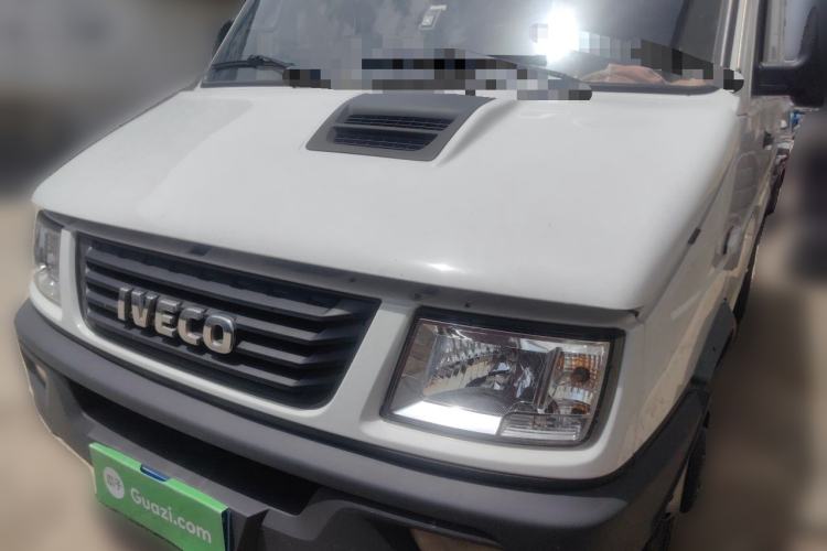 Used Iveco Daily 2020 2.8T V35 Box Truck with Dual Tires Mid-Roof Design 3 Seats Emission Standard China V Front