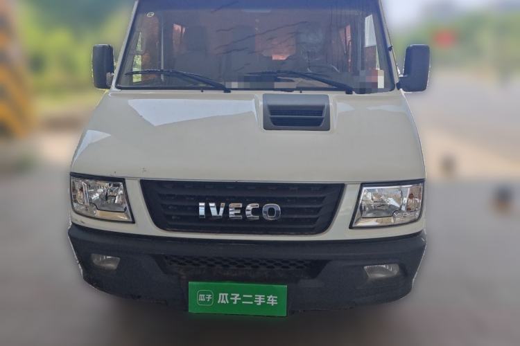 Used Iveco Daily 2020 2.5T A35 Passenger Van with Dual Tires Low Roof 5-9 Seats China V Emission Standard Front
