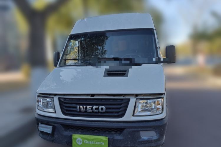 Used Iveco Daily 2020 2.8T V35 Box Truck with Dual Tires Mid-Roof Design 3 Seats Emission Standard China V Front