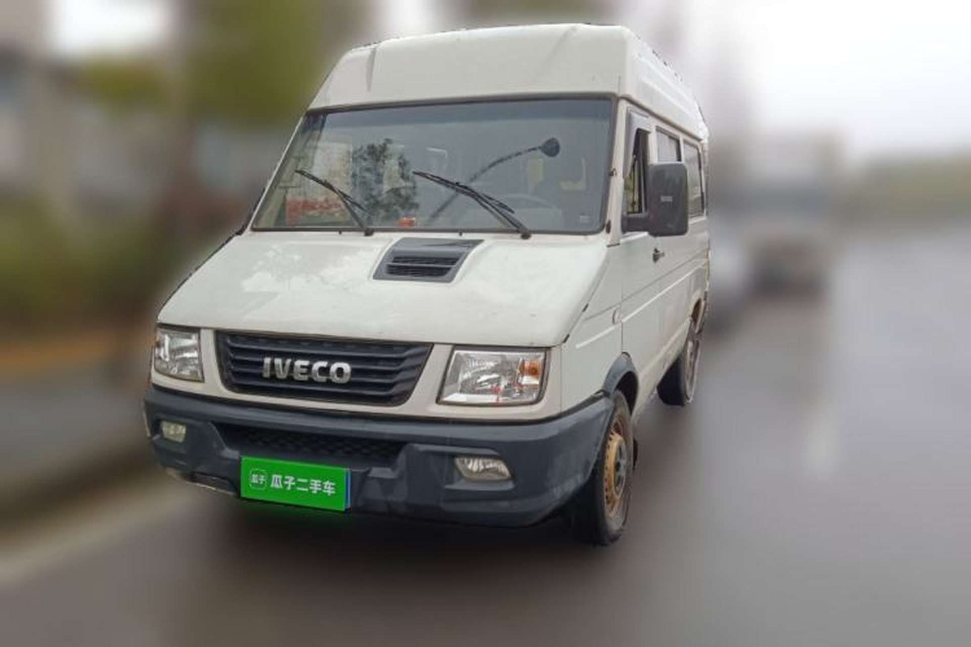 Used Iveco Daily 2020 2.5T A35 Passenger Van Single-Tire Low-Roof Design 5-9 Seater China V Emission Standard Front Left 45 Deg