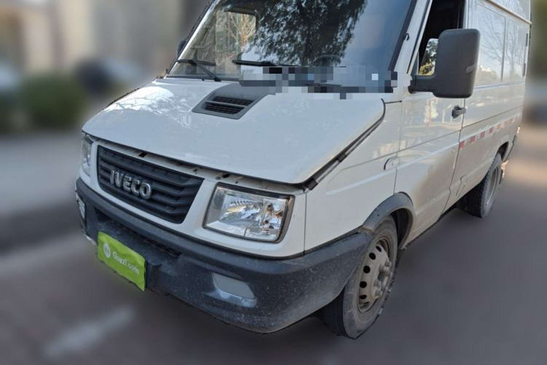 Used Iveco Daily 2020 2.8T V35 Box Truck with Dual Tires Mid-Roof Design 3 Seats Emission Standard China V Front Left 45 Deg