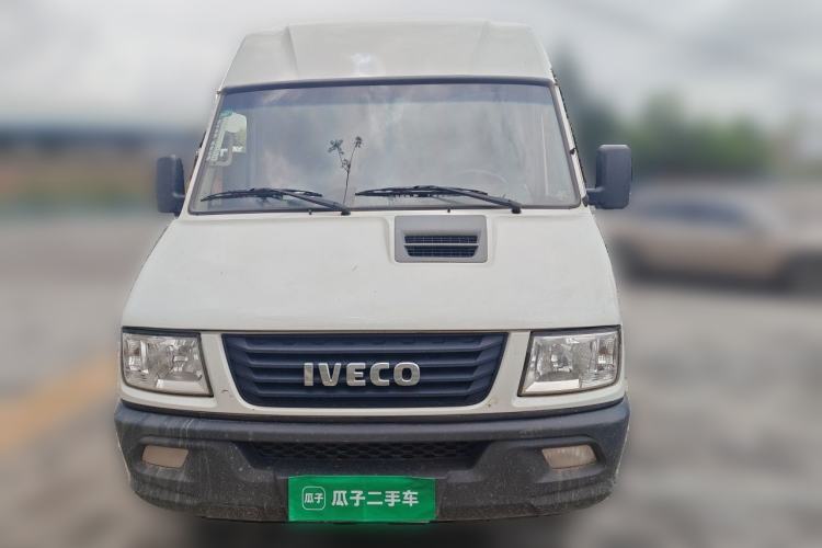 Used Iveco Daily 2020 2.8T V40 Cargo Van with Dual Tires Mid-Roof Design 3 Seats China V Emission Standard Front