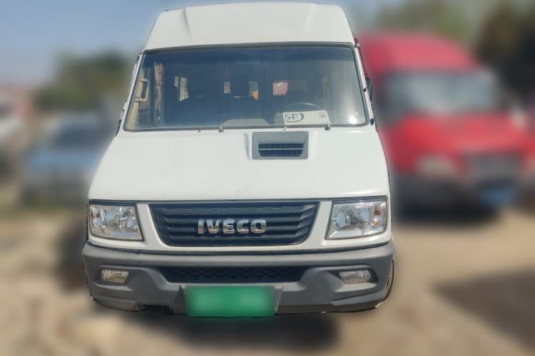 Used Iveco Daily 2020 2.5T A35 Passenger Van Single-Tire Mid-Roof Design 5-9 Seater with Sliding Side Door Meeting China VI Emission Standards Front