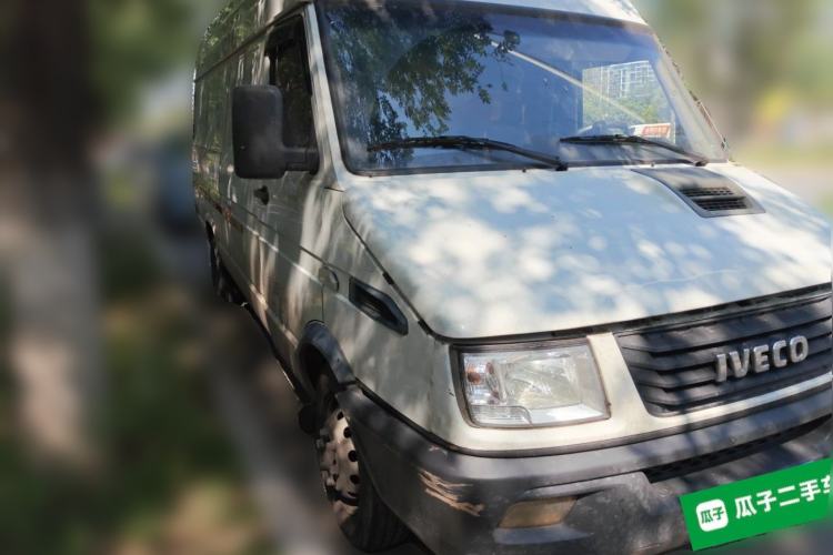 Used Iveco Daily 2020 2.8T V40 Cargo Van with Dual Tires Mid-Roof Design 3 Seats China VI Emission Standard Front Right 45 Deg