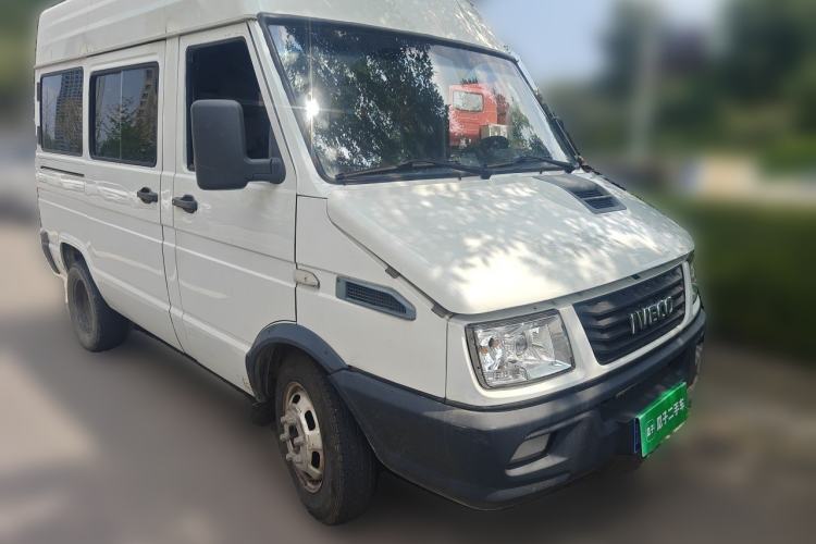 Used Iveco Daily 2020 2.5T A35 Passenger Van with Dual Tires Mid-Roof Design 5-9 Seater Side-Sliding Door Euro VI Standard Front Right 45 Deg