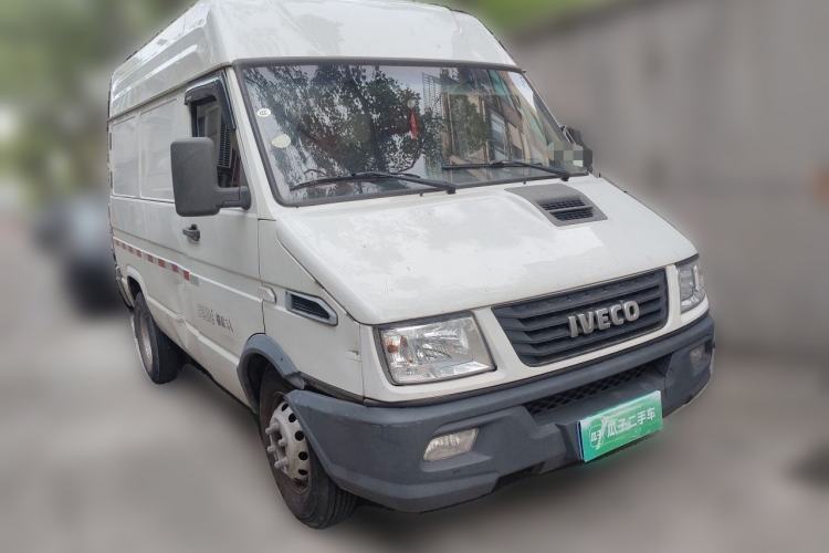 Used Iveco Daily 2020 2.8T V35 Box Truck with Dual Tires Mid-Roof Design 3 Seats Emission Standard China V Front Right 45 Deg