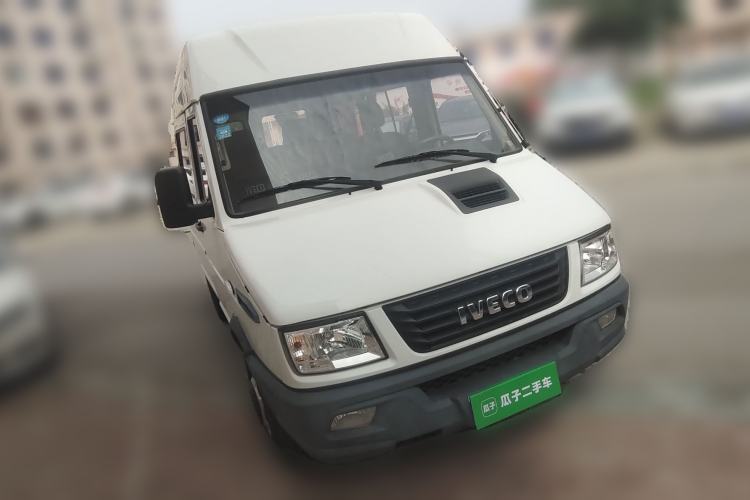 Used Iveco Daily 2020 2.5T A35 Passenger Van Dual Tires Mid-Roof Design 5-9 Seats China VI Standard Front Right 45 Deg