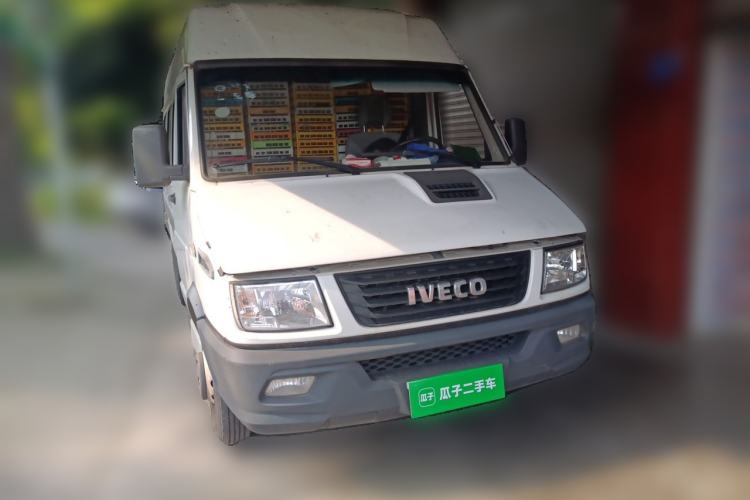 Used Iveco Daily 2020 2.5T A40 Passenger Van Dual Tires Mid-Roof Design 5-9 Seats China VI Emission Standard Front Right 45 Deg
