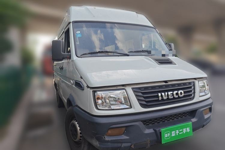Used Iveco Daily 2020 2.5T A35 Passenger Van Single-Tire Mid-Roof Design 5-9 Seats with Sliding Side Door Meeting China V Emission Standards Front Right 45 Deg