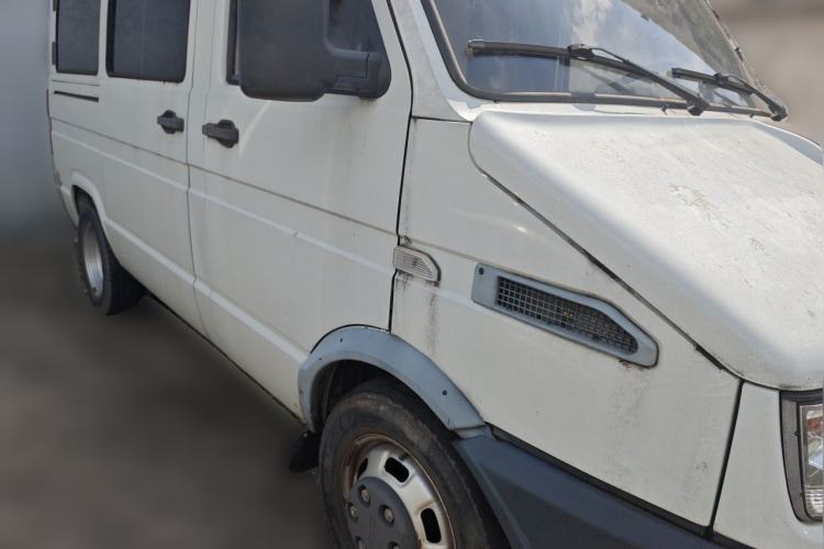 Used Iveco Daily 2020 2.5T A35 Passenger Van with Dual Tires Mid-Roof Design 5-9 Seater China V Emission Standard Front Right 45 Deg