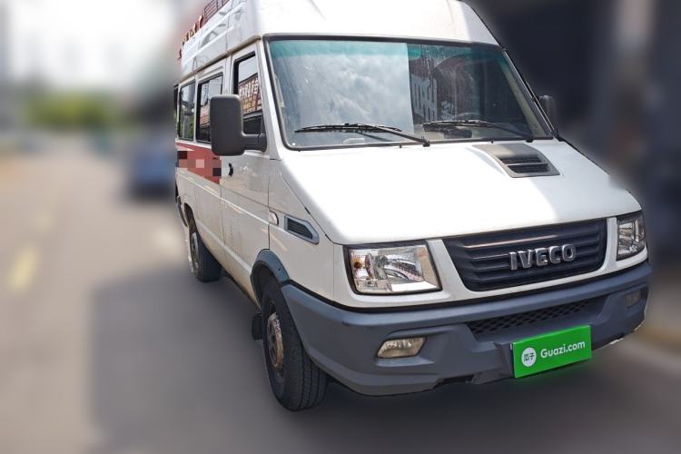 Used Iveco Daily 2020 2.5T A35 Passenger Van Single-Tire Mid-Roof Design 5-9 Seats with Sliding Side Door Meeting China V Emission Standards Front Right 45 Deg