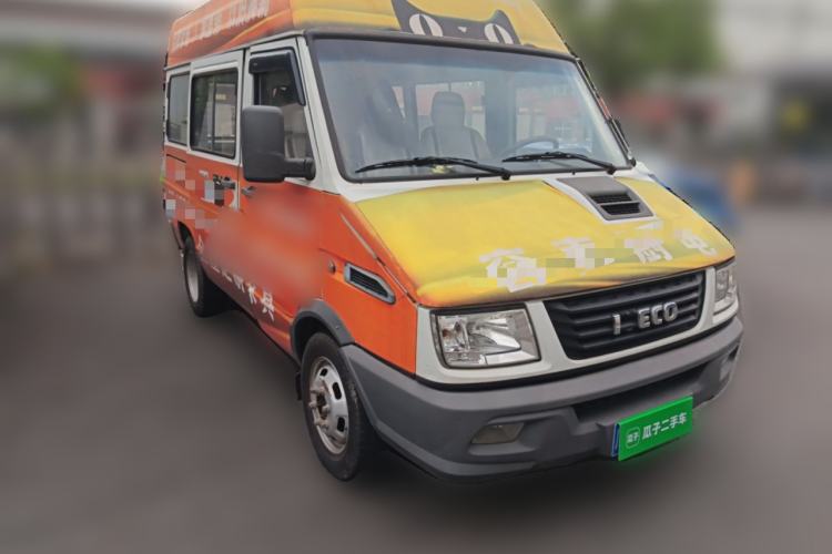 Used Iveco Daily 2020 2.5T A35 Passenger Van with Dual Tires Mid-Roof Design 5-9 Seater Side-Sliding Door Euro VI Standard Front Right 45 Deg