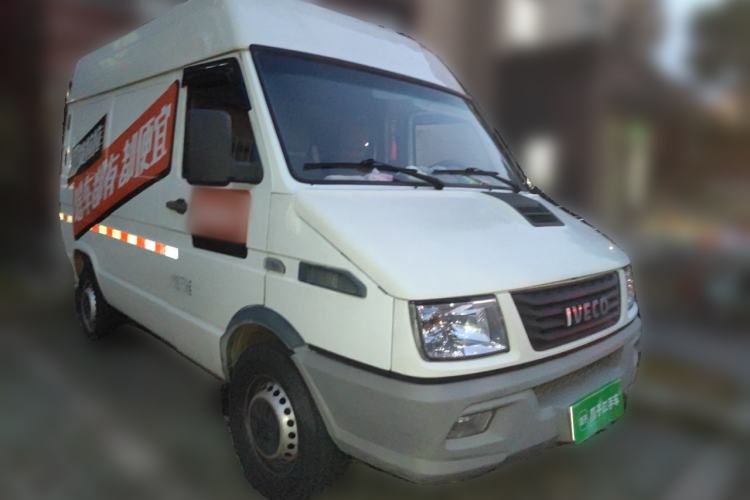 Used Iveco Daily 2020 2.8T V35 Box Truck with Dual Tires Mid-Roof Design 3 Seats Emission Standard China V Front Right 45 Deg