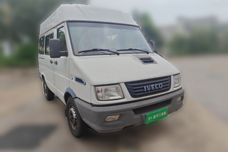 Used Iveco Daily 2020 2.5T A35 Passenger Van Single-Tire Mid-Roof Design 5-9 Seater with Sliding Side Door Meeting China VI Emission Standards Front Right 45 Deg